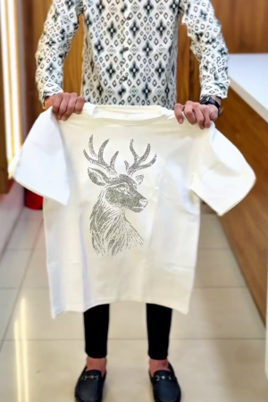 🤍🦌 Premium Deer Print Oversized T-Shirt – Minimal, Aesthetic & Streetwear Ready 🔥✨