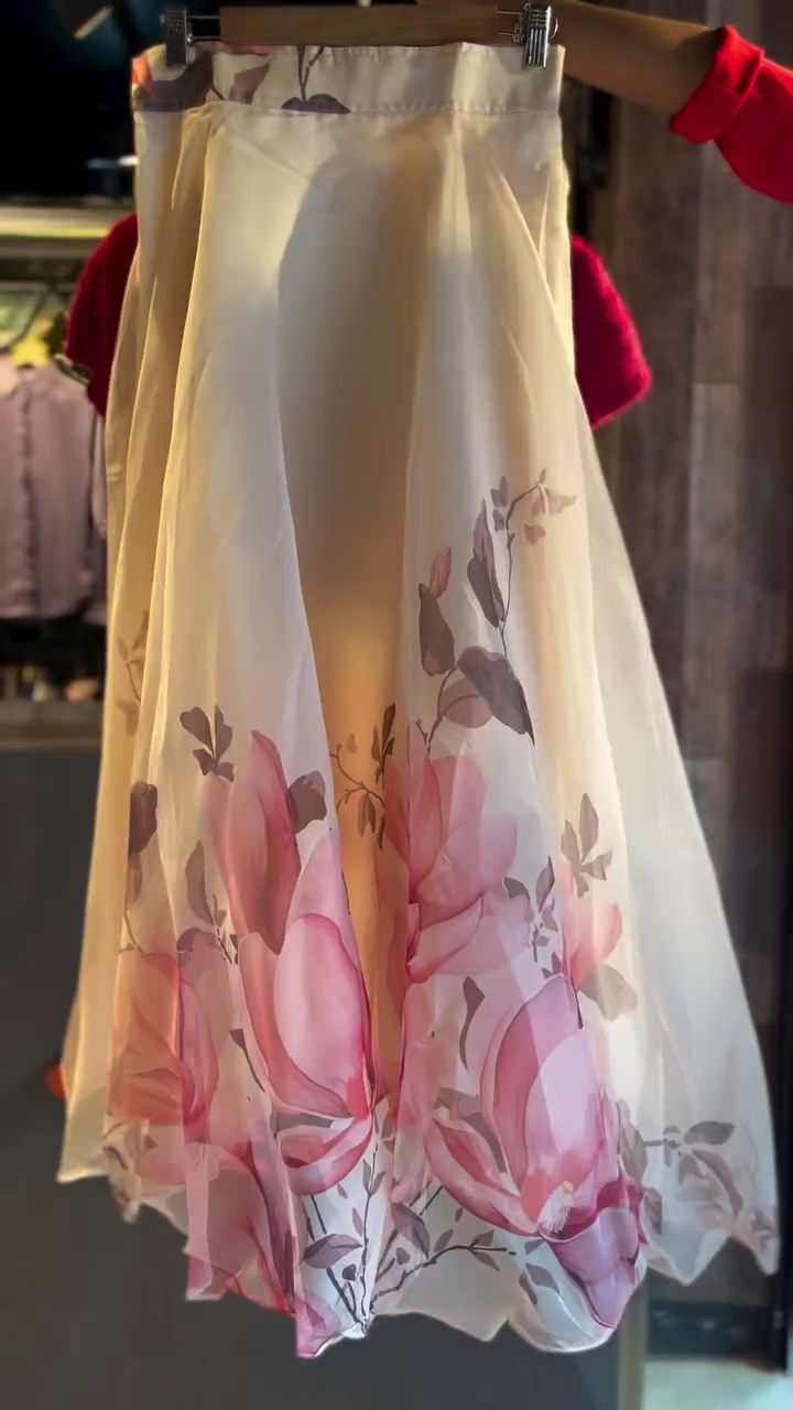 Floral Elegance: Red Crop Top with Organza Floral Skirt Set πΉπΈ - Image 2